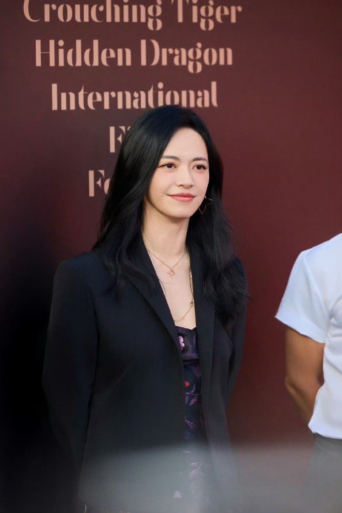姚晨这状态整个人在发光家人们快看，平遥影展姚晨现身！她之前来过影展，从演员转型