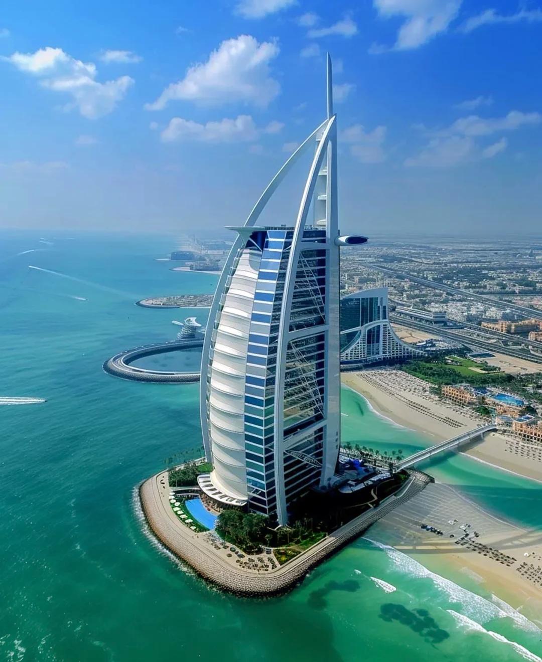 迪拜是城市，不是国家，阿联酋才是它的国家，阿联酋跟重庆市面积差不多，面积大于2个