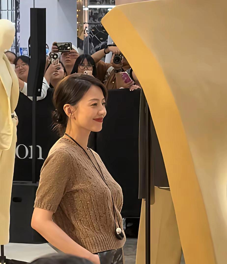 全网找高圆圆的这款内衣文胸，把胸托的又大又挺，胸型变得非常好看，穿厚重的毛衣都遮
