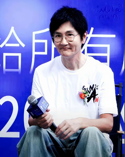 最近孙楠出现在公众视野，简直让人惊掉下巴！这才56岁的人，怎么变成这样了？脸颊凹