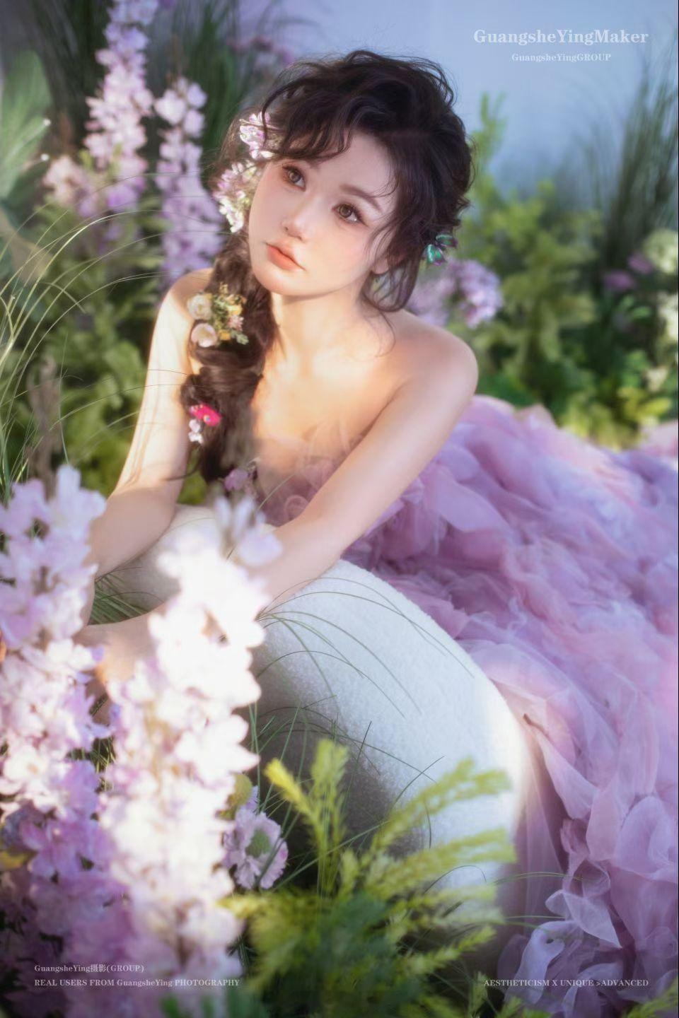 全球精英摄影淡紫风铃草伴碎花纱裙，柔光落在复古法式空间里，慵懒松弛的姿态，把朦