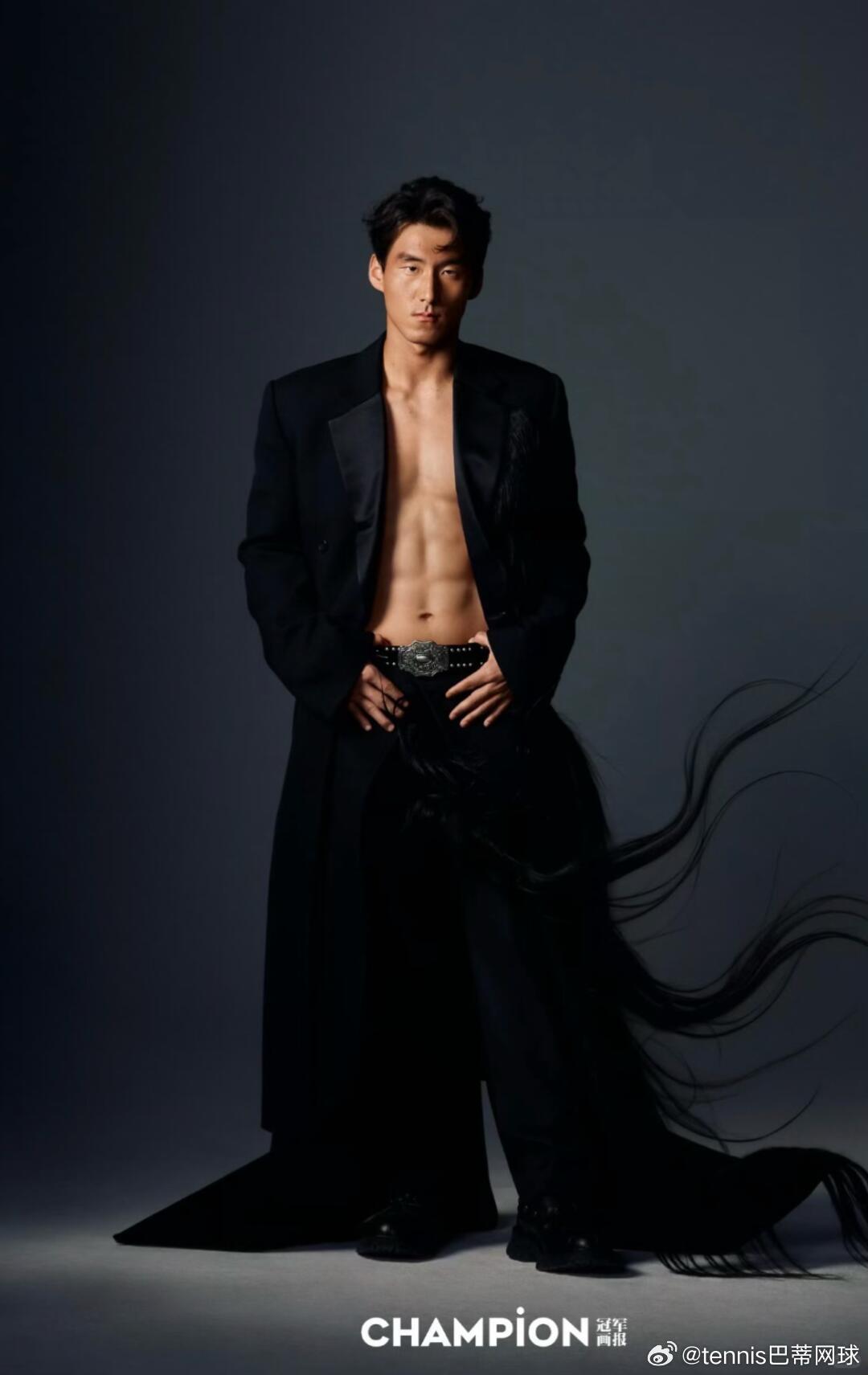 好酷啊，这拍的充分展示了肌肉线条！本届澳网签运也尚可，第一轮将面对沙波🇨🇦，