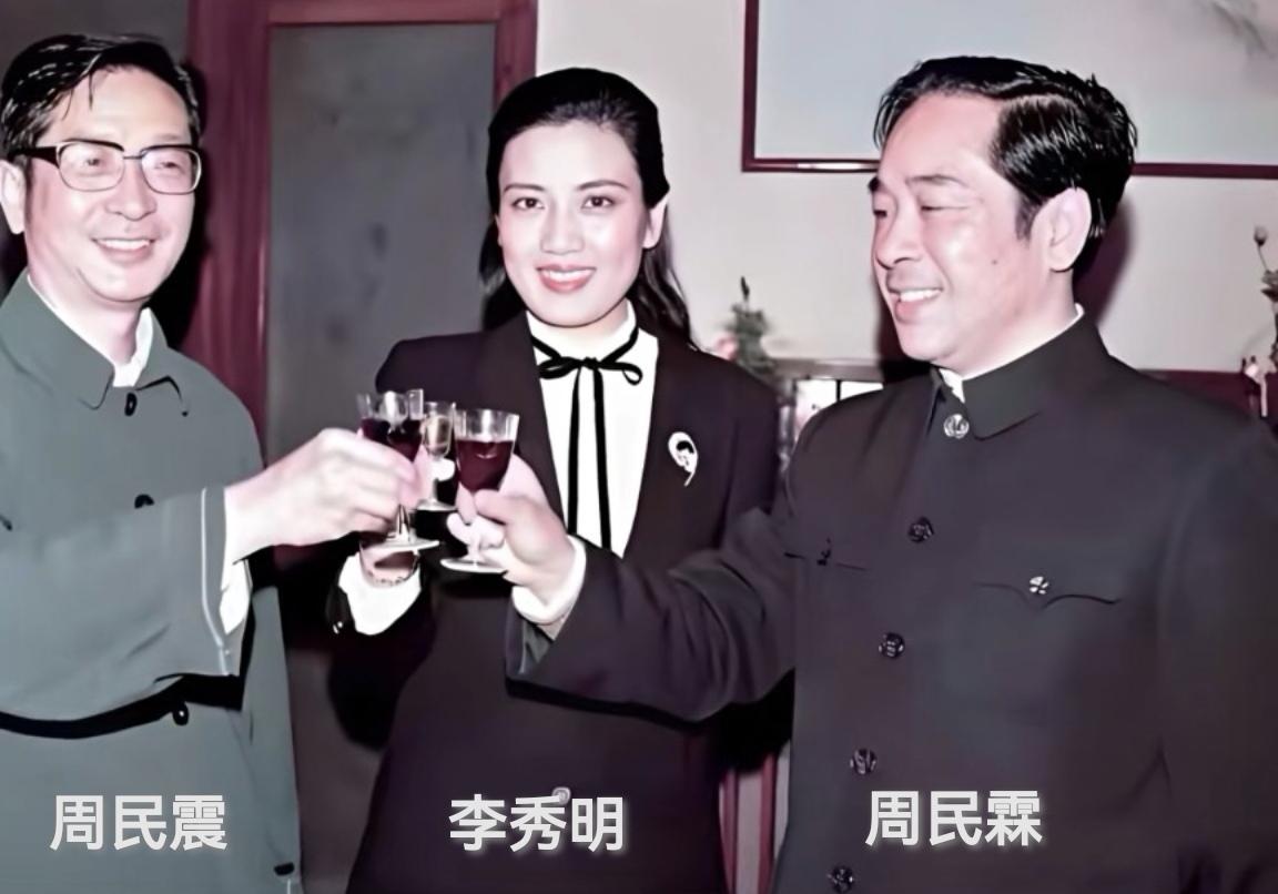 一张老照片的来龙去脉下面这张珍贵的彩色老照片，记录了上世纪八十年代一次难得