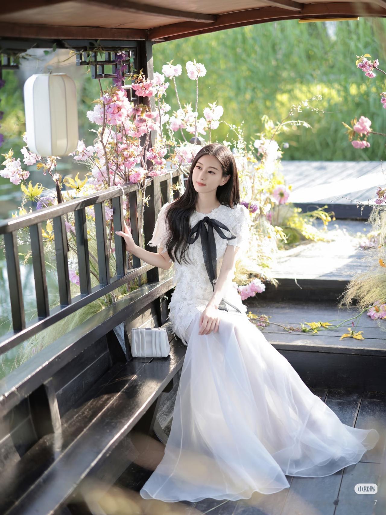 花落人独立，相思入梦来。