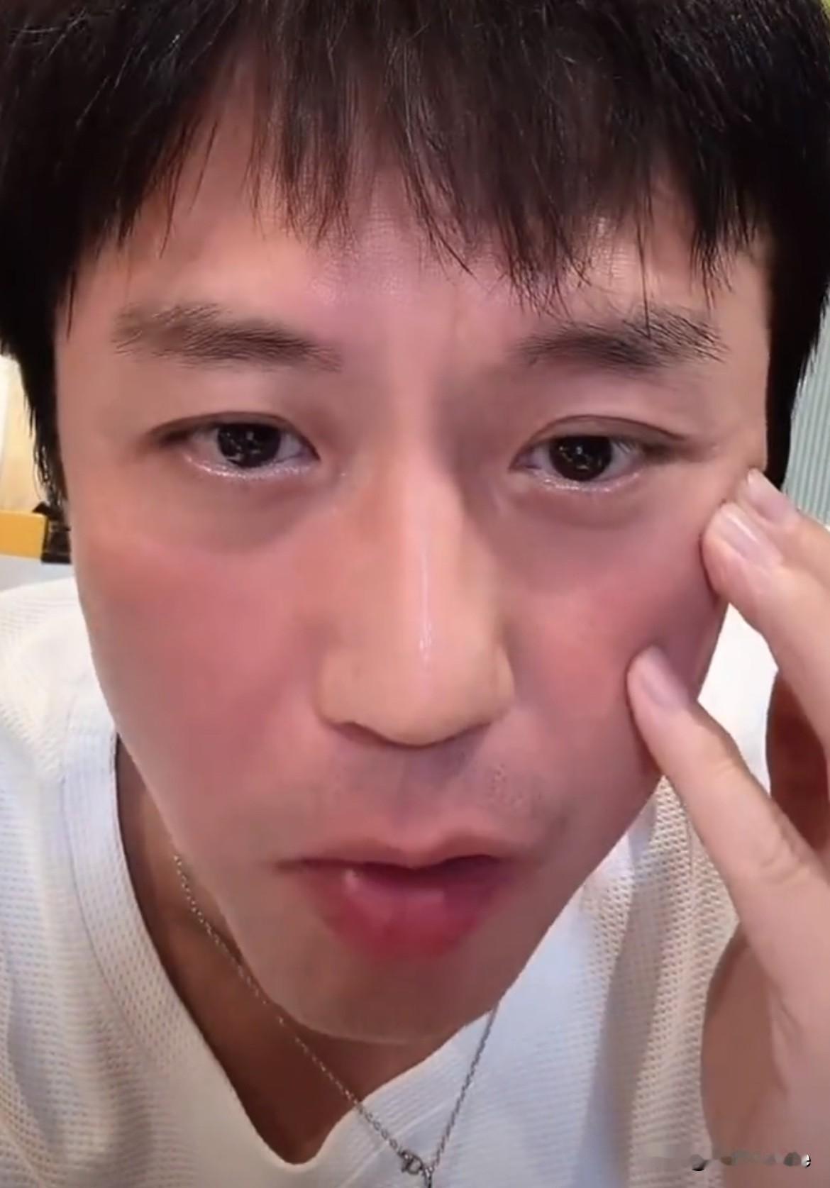 10月12日，邓超陈赫鹿晗罕见合体直播一看三个人就在吃饭，邓超怼脸镜头脸颊通红