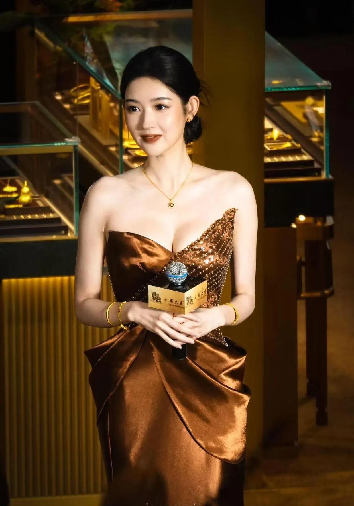 王玉雯这身材真的被低估了！✨一袭鎏金抹胸鱼尾裙直接封神，缎面材质在灯光下泛着细