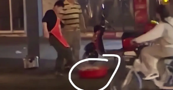 一只怀孕的流浪狗被餐馆老板抓住，捆绑了四肢，放在了大红盆里被滚烫的开水活活烫死。