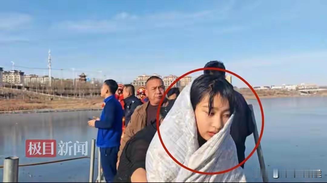 自古英雄出少年，这才是我们要追的星，13岁初一女孩勇救掉进冰窟窿的4岁男童，可歌