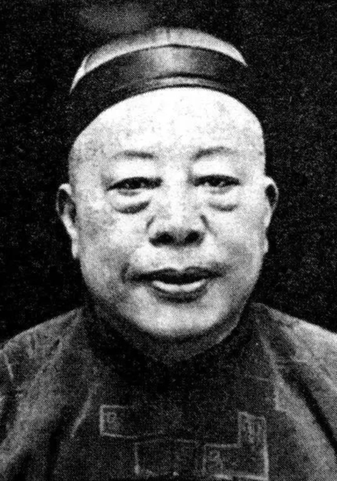 1922年，黄金荣告诉妻子林桂生：“我要娶露兰春，你交出正室之位和家里的财政大权
