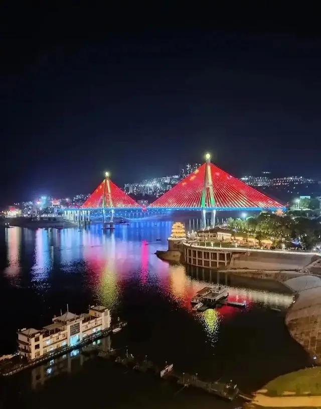 跨年的仪式感拉满了！武汉的迎新氛围藏不住了武汉的冬日街头，新年的气息正顺着江