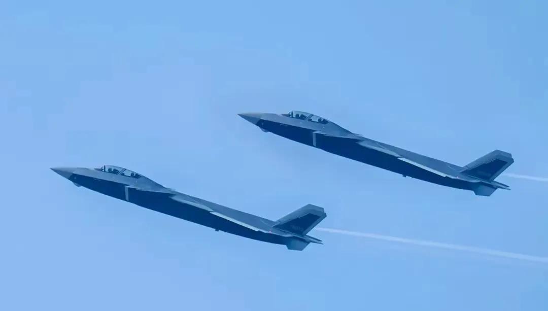 美国郁闷了！双座歼20S可能已经服役！近日，网上出现了歼20S的涂装图片，这可是