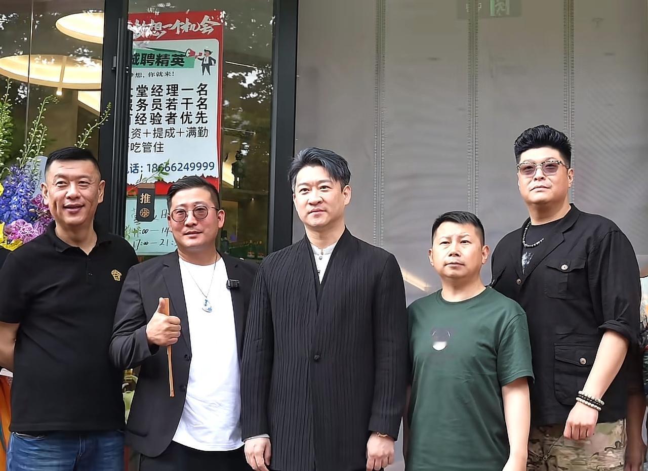 憔悴的曹云金，令人心疼。昨天是520，对于曹云金和金粉来说，可谓双喜临门，一