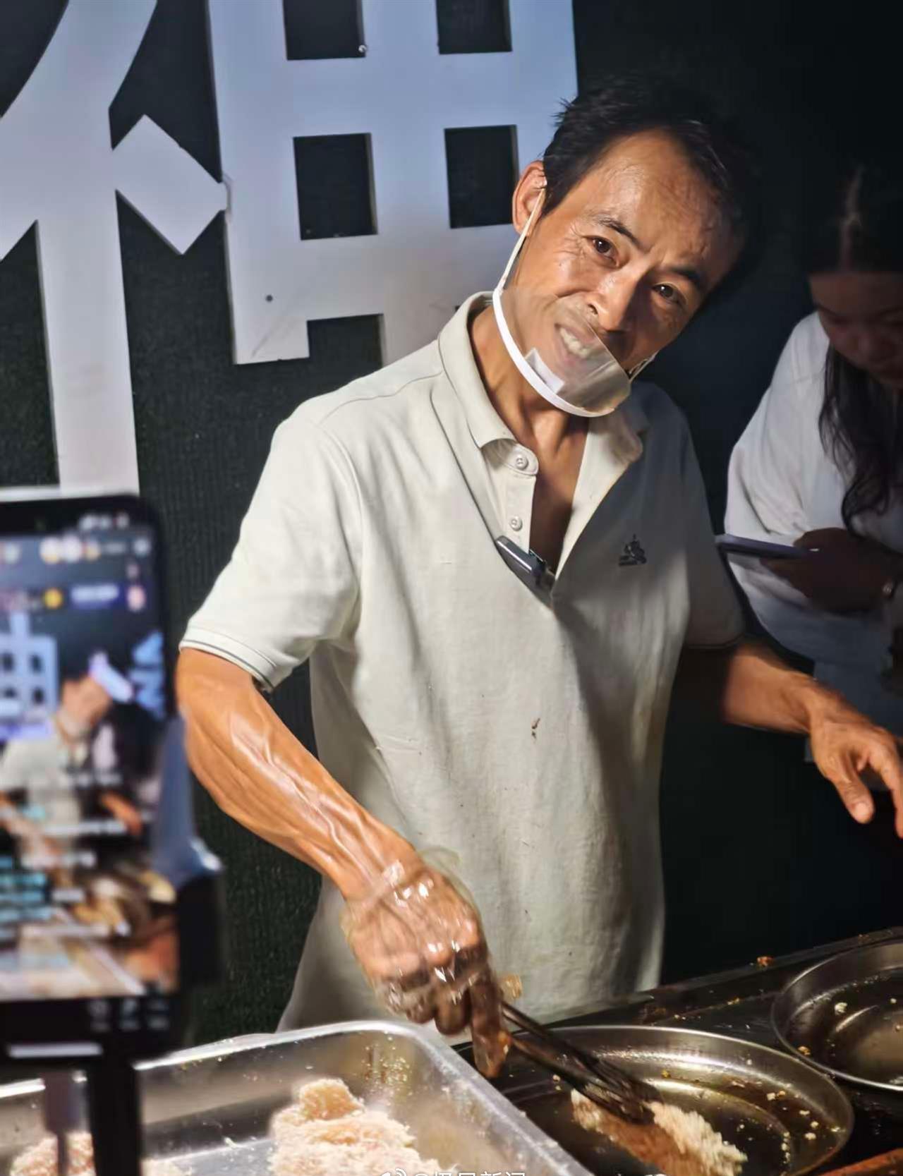 一位聋哑顾客用手机给鸡排哥打字“叔叔我排队了很久，现在饿了，可以帮我做一份鸡排吗