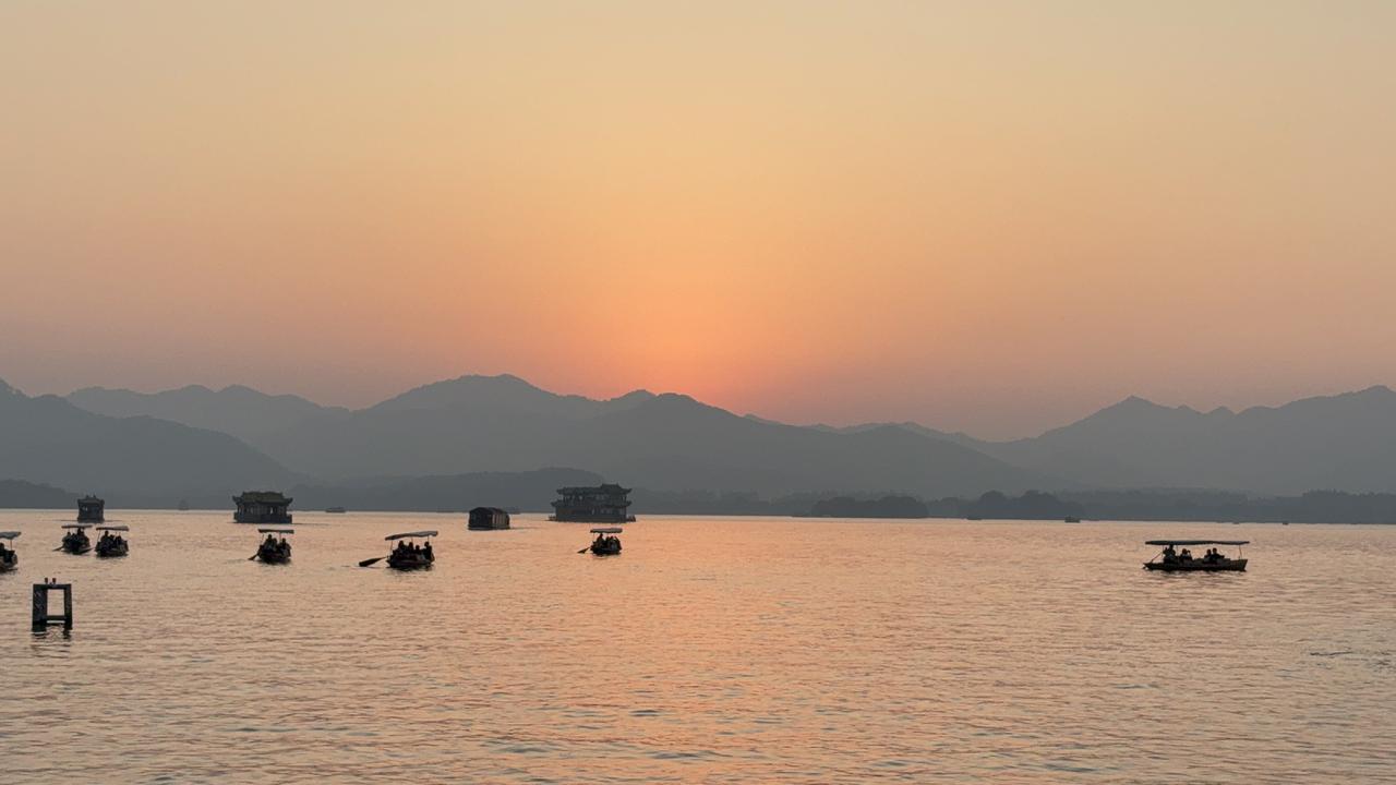 上周属于大出血的一周，尤其是周五真是让人肉痛的要命。两市5000家下跌，中位数