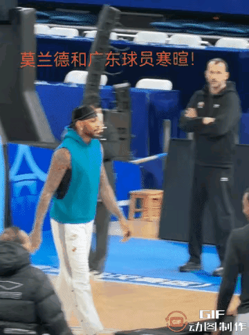 莫兰德与杜峰在俱乐部杯比赛场地重逢，两个人热情寒暄，看看站在旁边萨林杰的是怎么回