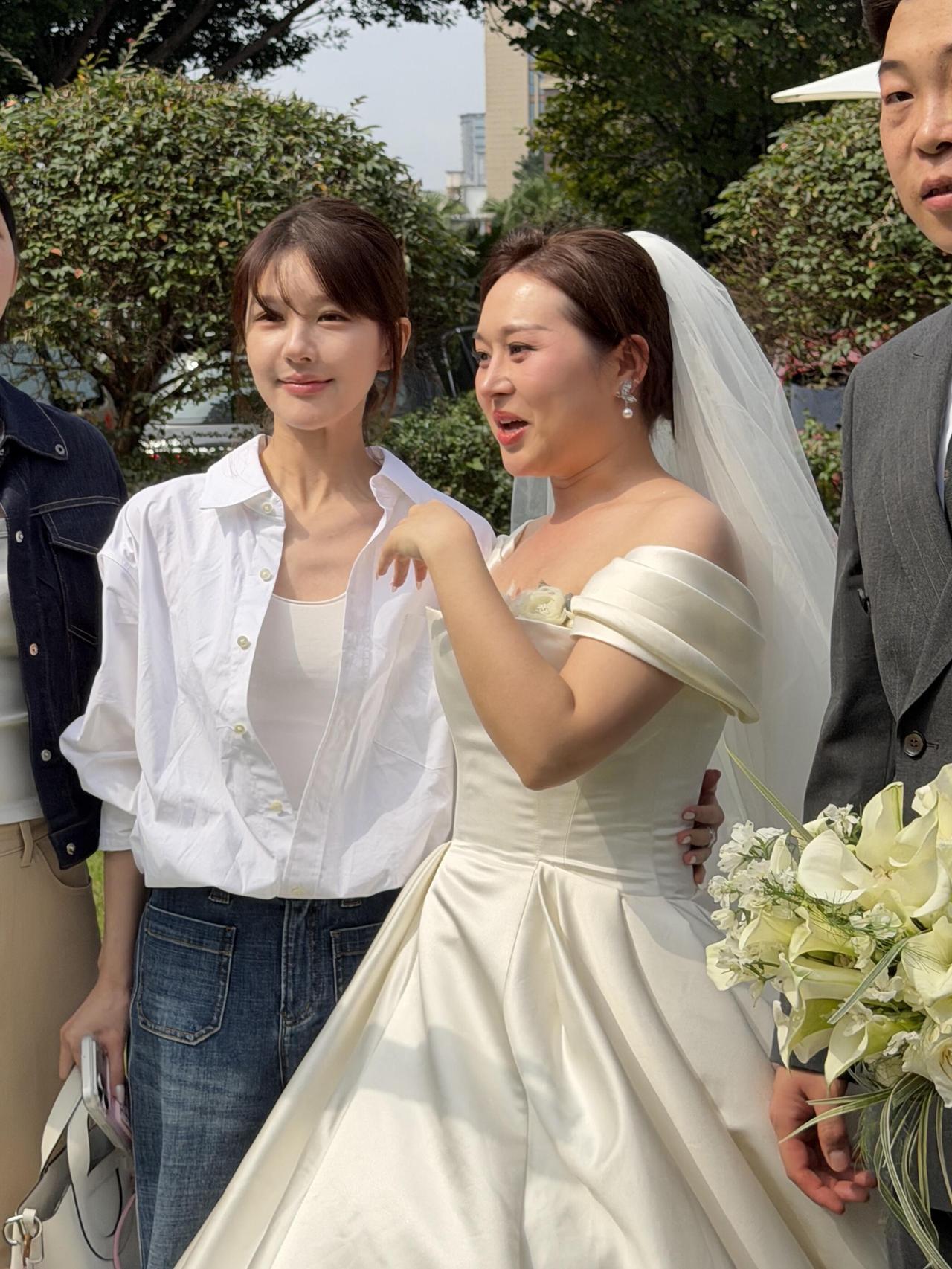 赵露思参加婚礼，白衬衫配牛仔裤，清爽又气质！简约宽松白衬衫内搭白色吊带，搭配复古