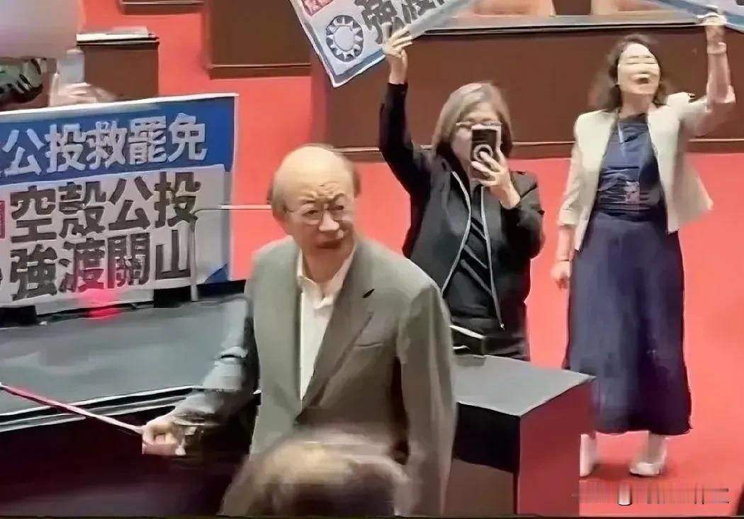 徐巧芯被柯建铭用拐杖砸伤诉讼案今(1日)第一次开庭，徐巧芯以证人身份出庭作证，柯