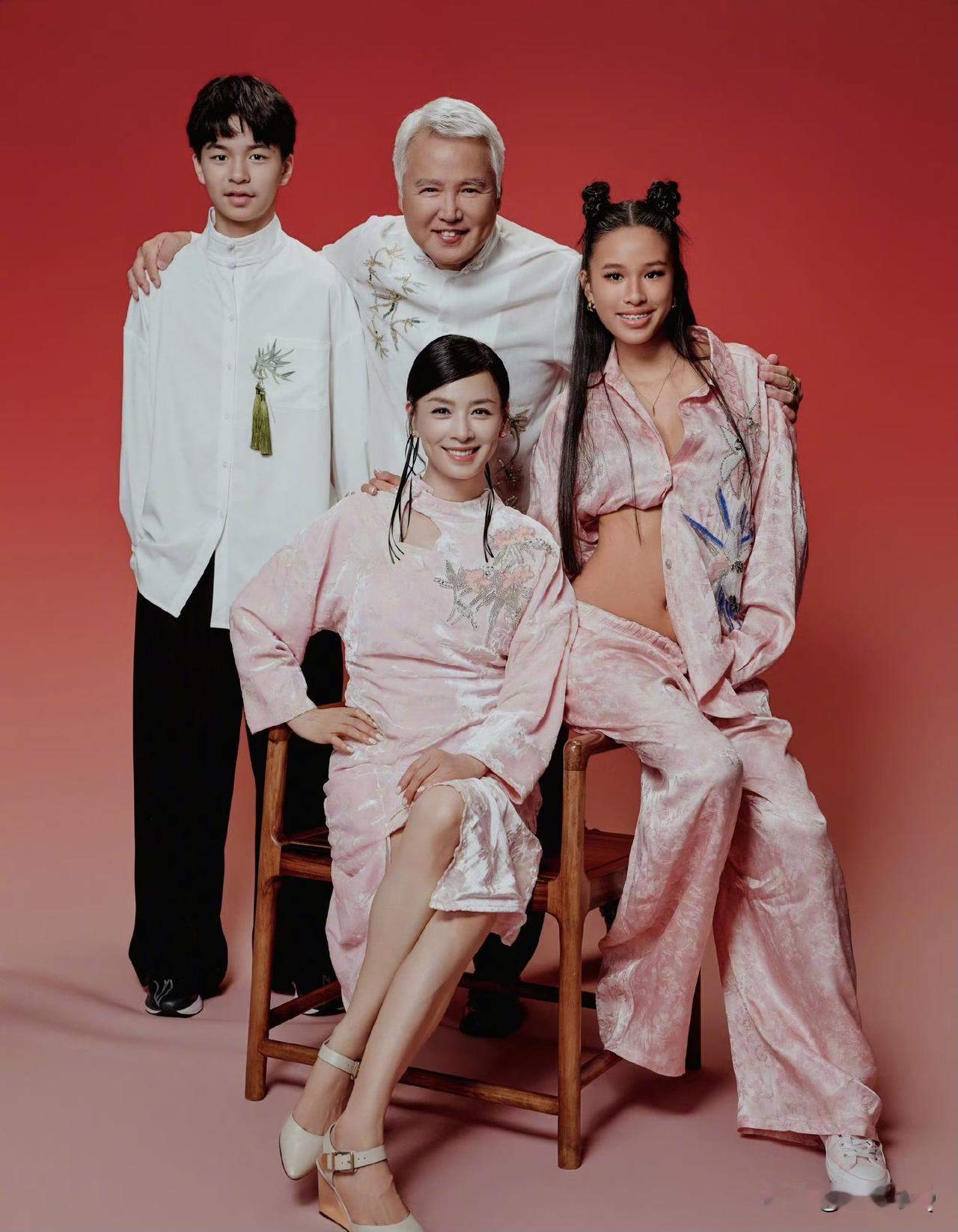 张庭晒全家福照片,女儿爆改新中式衣服好尴尬,和其他三人完全是格格不入。