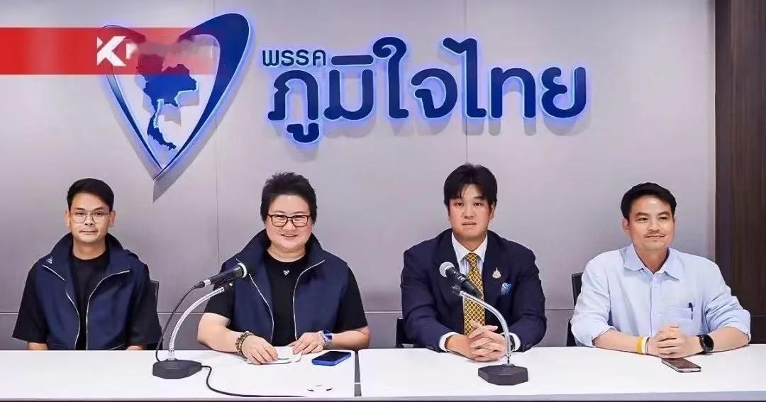 过分了！泰国自豪党播放红衫军齐唱《感恩洪森》之歌，揶揄他信和佩通坦自从泰国自
