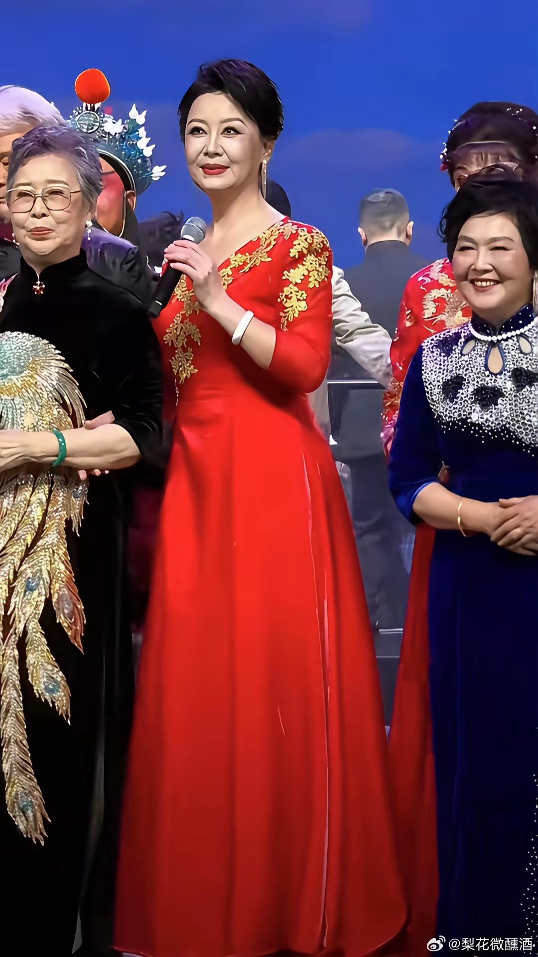 都说年纪大了淡薄名利，怎么在台上还挤起来了呢？