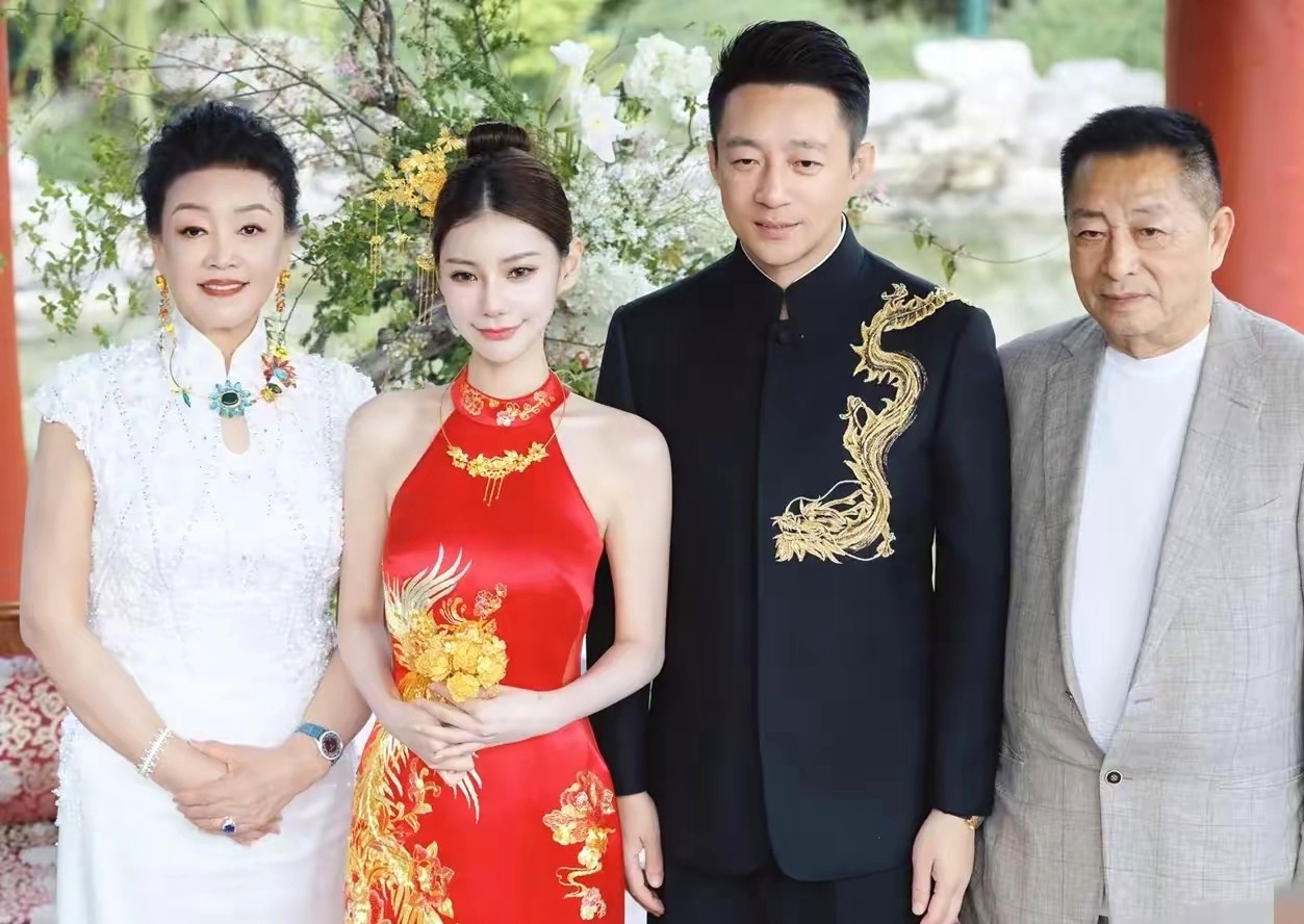 离婚四十年的张兰和汪则翰在儿子婚礼上平静同框，这份克制反而比拥抱更戳心。当年为护