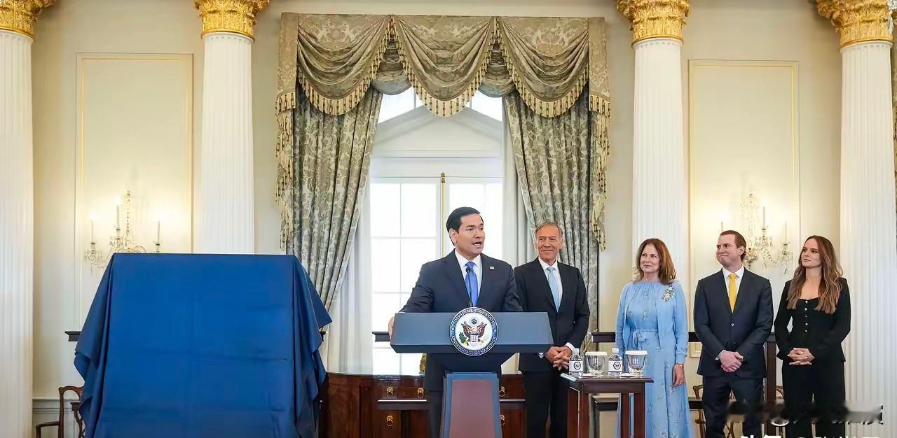 美国前国务卿蓬佩奥今天写道：“重返国务院参加本人官方肖像揭幕仪式，我深感荣幸与谦