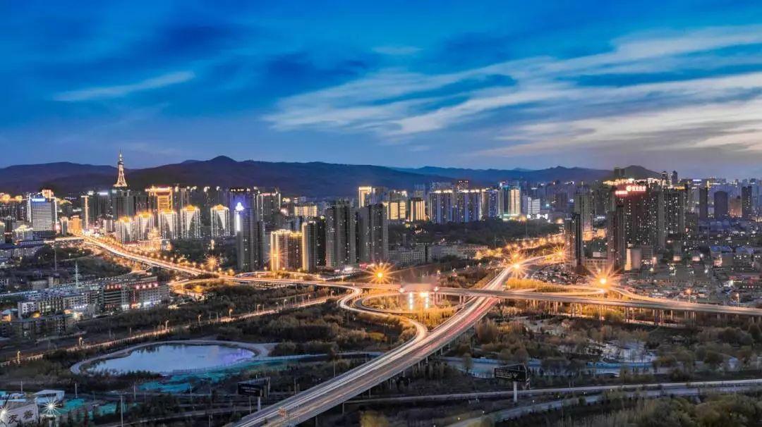 2015年11月，西宁房价均价6018元；2016年11月，西宁房价均价637