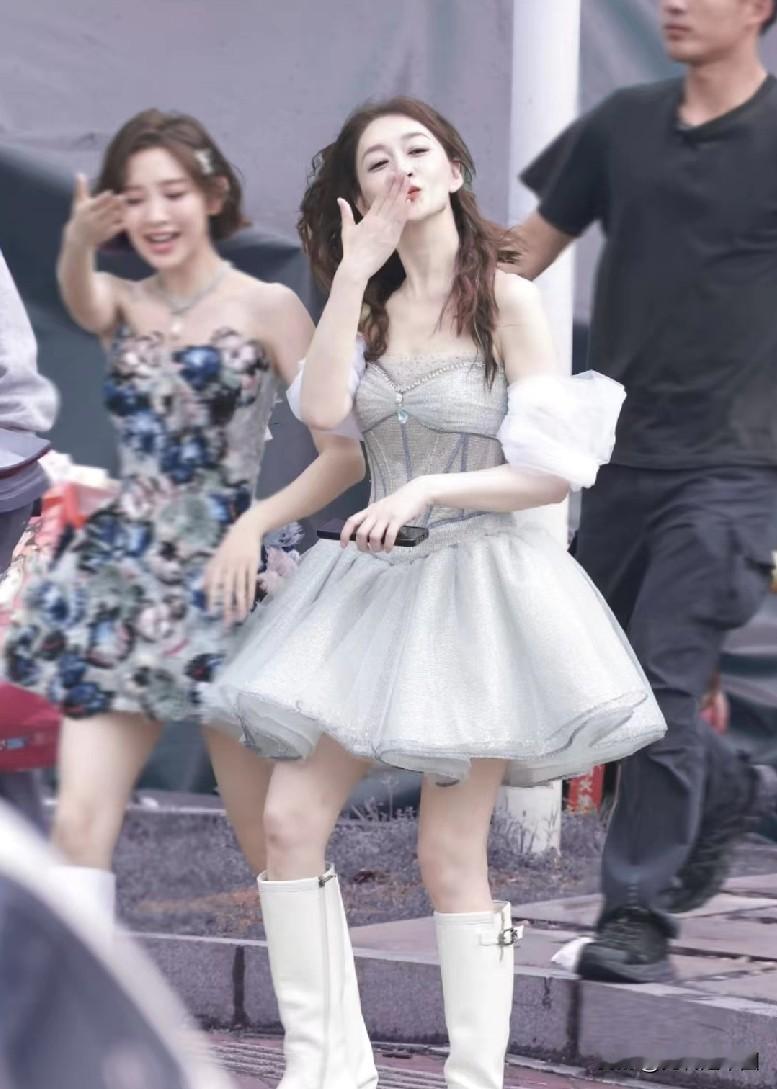 李小冉唱得好不好我不评价但是，李小冉的老公肯定后悔让她参加节目了李小冉在