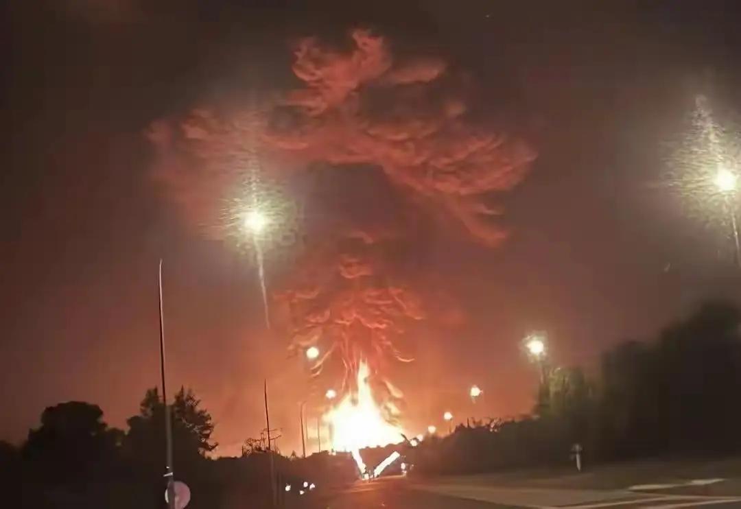 俄军导弹突袭敖德萨，打爆一艘土耳其货船！12月12日深夜，俄军动用导弹和无人