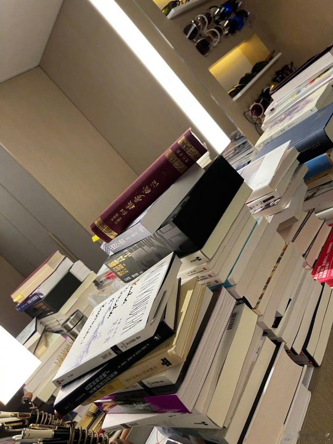 林青霞自曝豪宅遭大量蟑螂入侵这次好像是林青霞主动投稿说的。她现在是文笔很好的作家