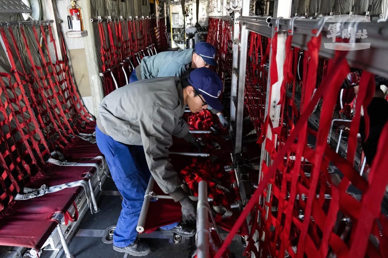 伪台空军第六混合联队第10空运大队的C-130H运输机以人员运输构型执行金马澎外
