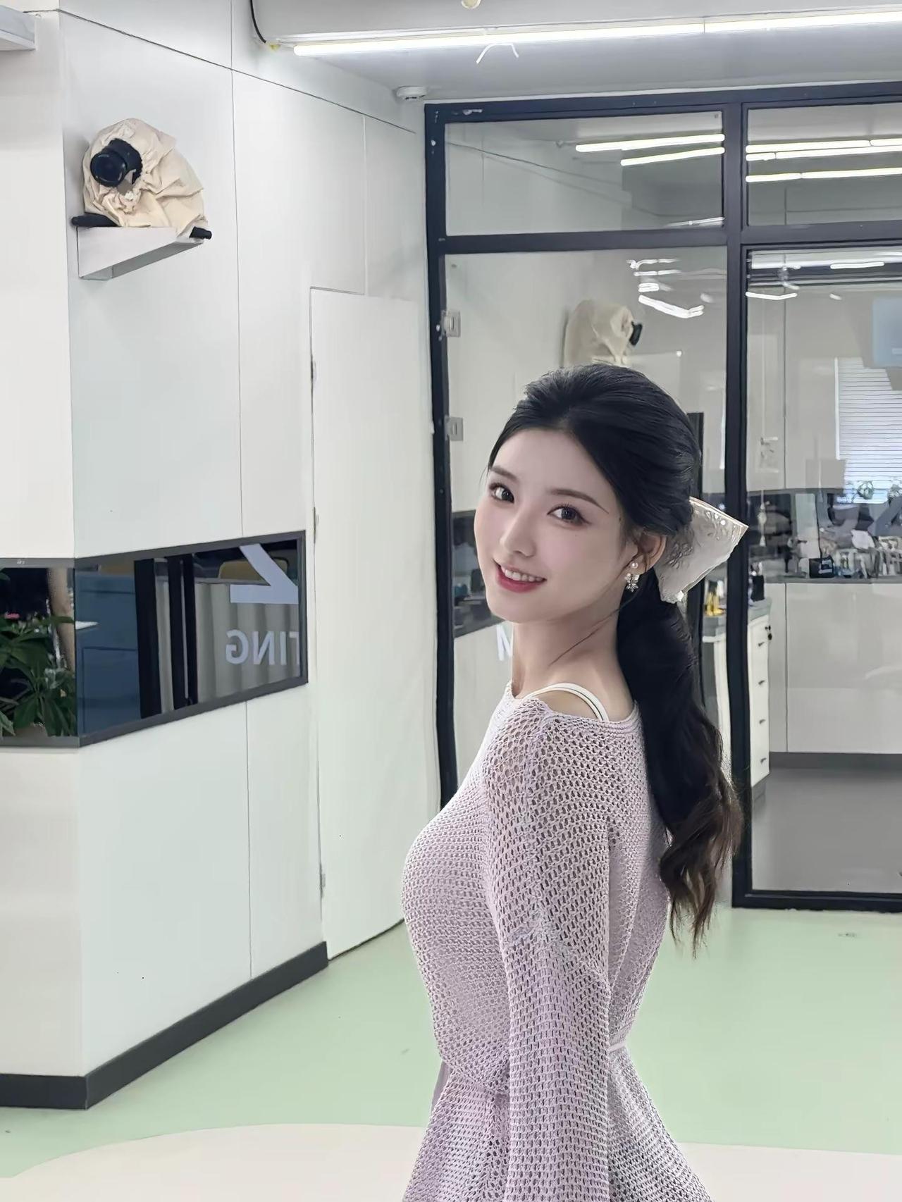 紫色针织衫搭配优雅发型，养眼美女梦幻的一天！🌸💕时尚穿搭