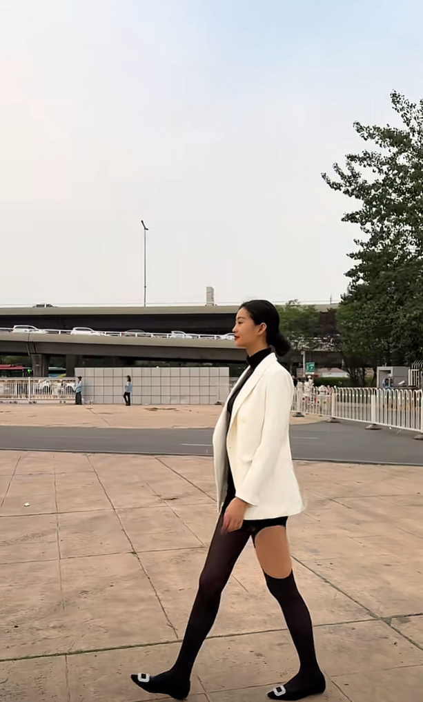 陪领导出差看到她穿这个有点搞不懂。