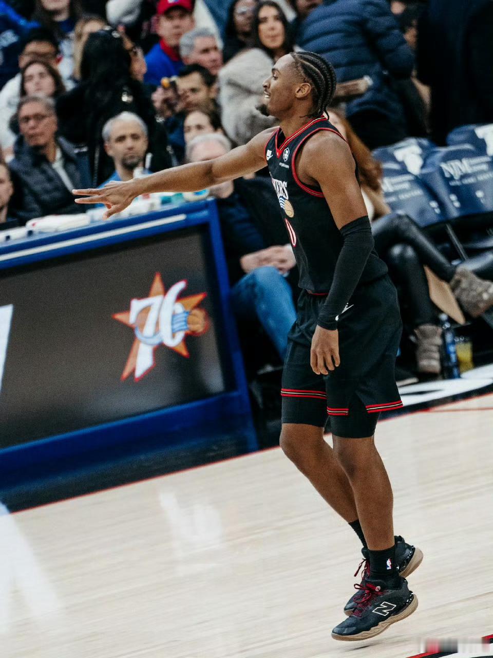 马克西全场出场40分钟，投篮31投15中，得到38分2篮板4助攻“哈登摆烂了半个