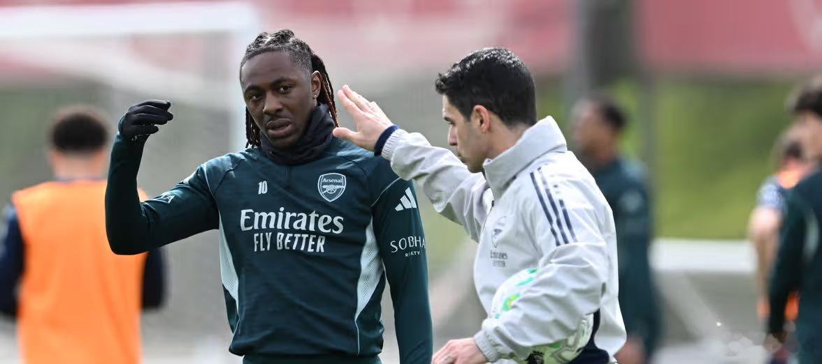 阿森纳曼城的切尔基火了，这必然刺激到艾泽。场上位置类似，当前身价类似，表现呢？