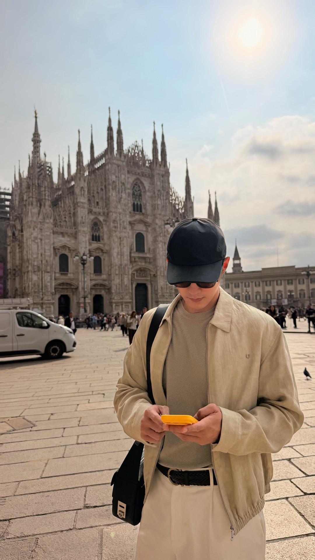 黄景瑜︱米兰时装周︱旅行返图个抖发福利了，看了一下，除了3个live还有这几张是ins没发过的！​