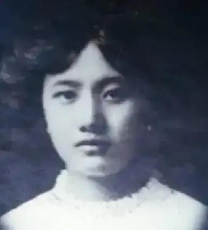一天早晨，民国女子董竹君忽感下身不适，发现床上竟有一摊血污，吓得花容失色，伺候她
