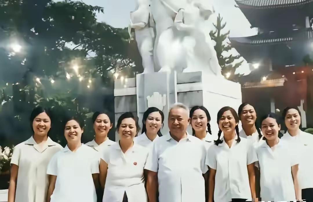 这是一张令人震撼的照片，因为照片中的人物来自于同一个家庭，其中主角是开国少将潘振