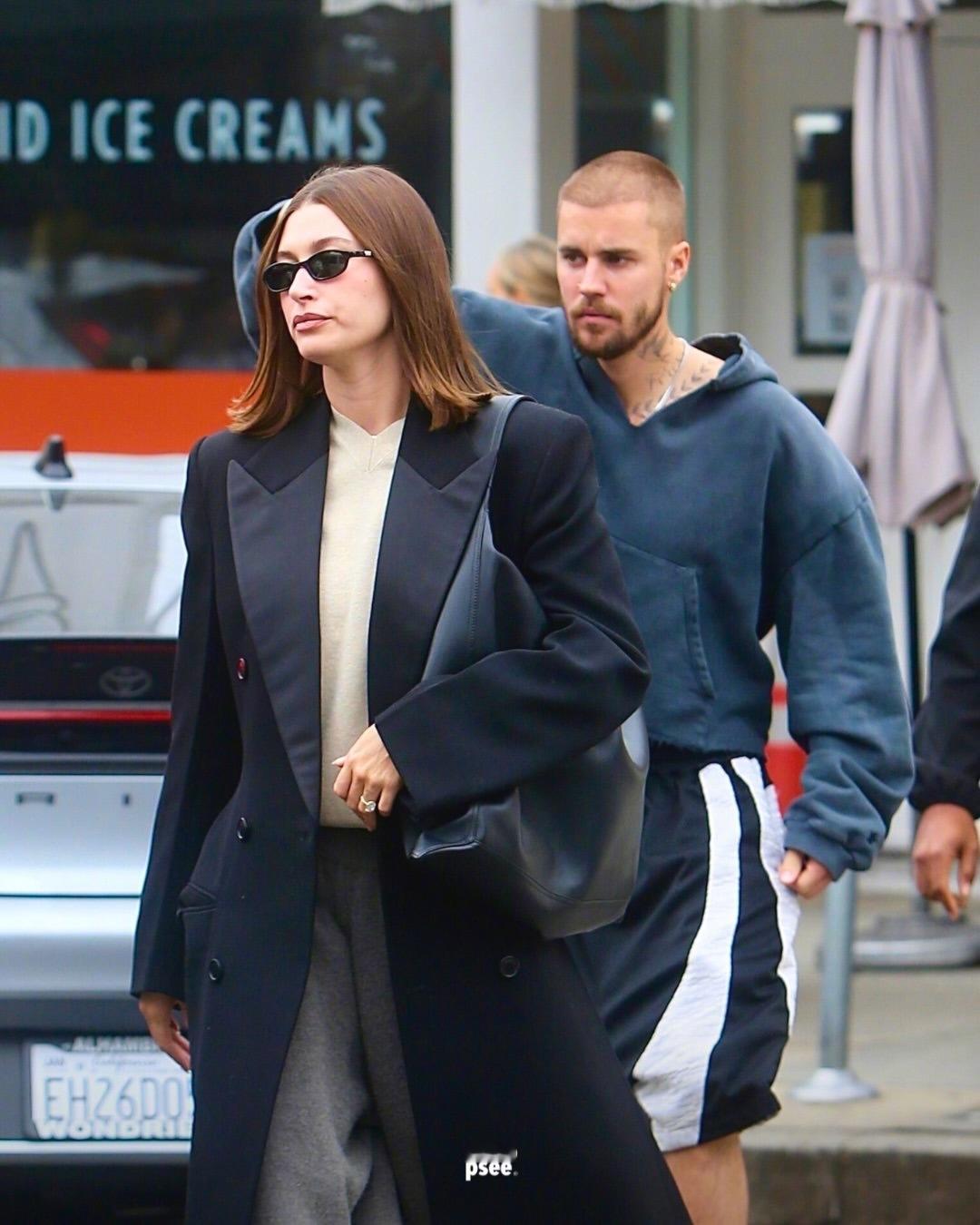 现身西好莱坞午餐🥣的贾斯汀比伯和爱妻海莉。海莉的这身造型很有孕妇感，看了段夫妇