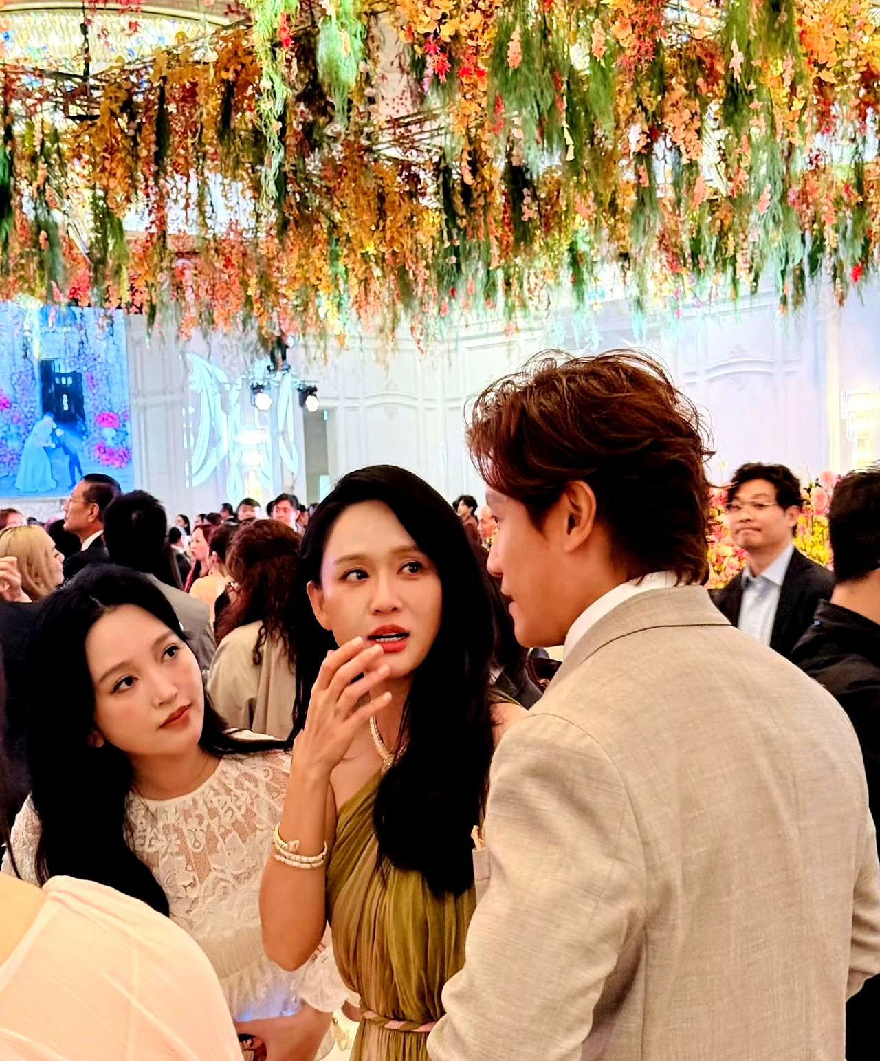 何猷君和奚梦瑶的婚礼现场，赤裸裸撕开了豪门与娱乐圈的隐形界限当初两人在法国办婚礼，台下坐的几乎全是真