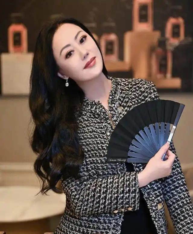 你有没有发现，街头的“短发阿姨”正在消失。取而代之的，是越来越多盘起或披散的，