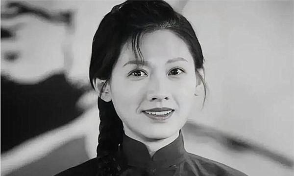 1978年，女知青李亚茹返城前夜，她颤抖地解开衣扣，对丈夫说：“今晚，我们做最后