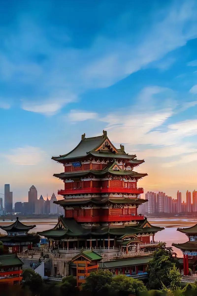 滕王阁上的随想夏日的赣江，裹挟着一股磅礴的热意，江水浩浩荡荡地奔腾着，仿佛要