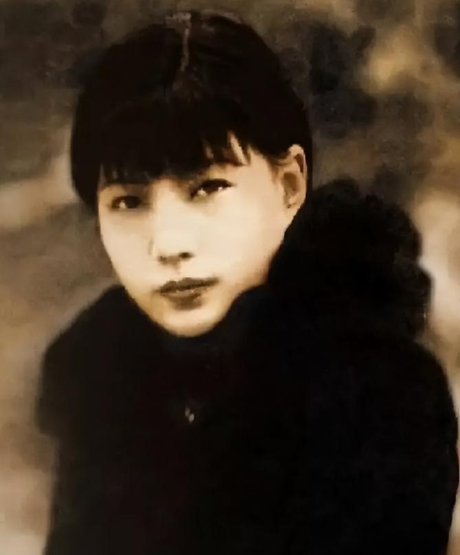 1937年，孟小冬去看望闺蜜姚玉兰，夜里与她同床而睡。谁料，闺蜜趁她睡熟溜出去，