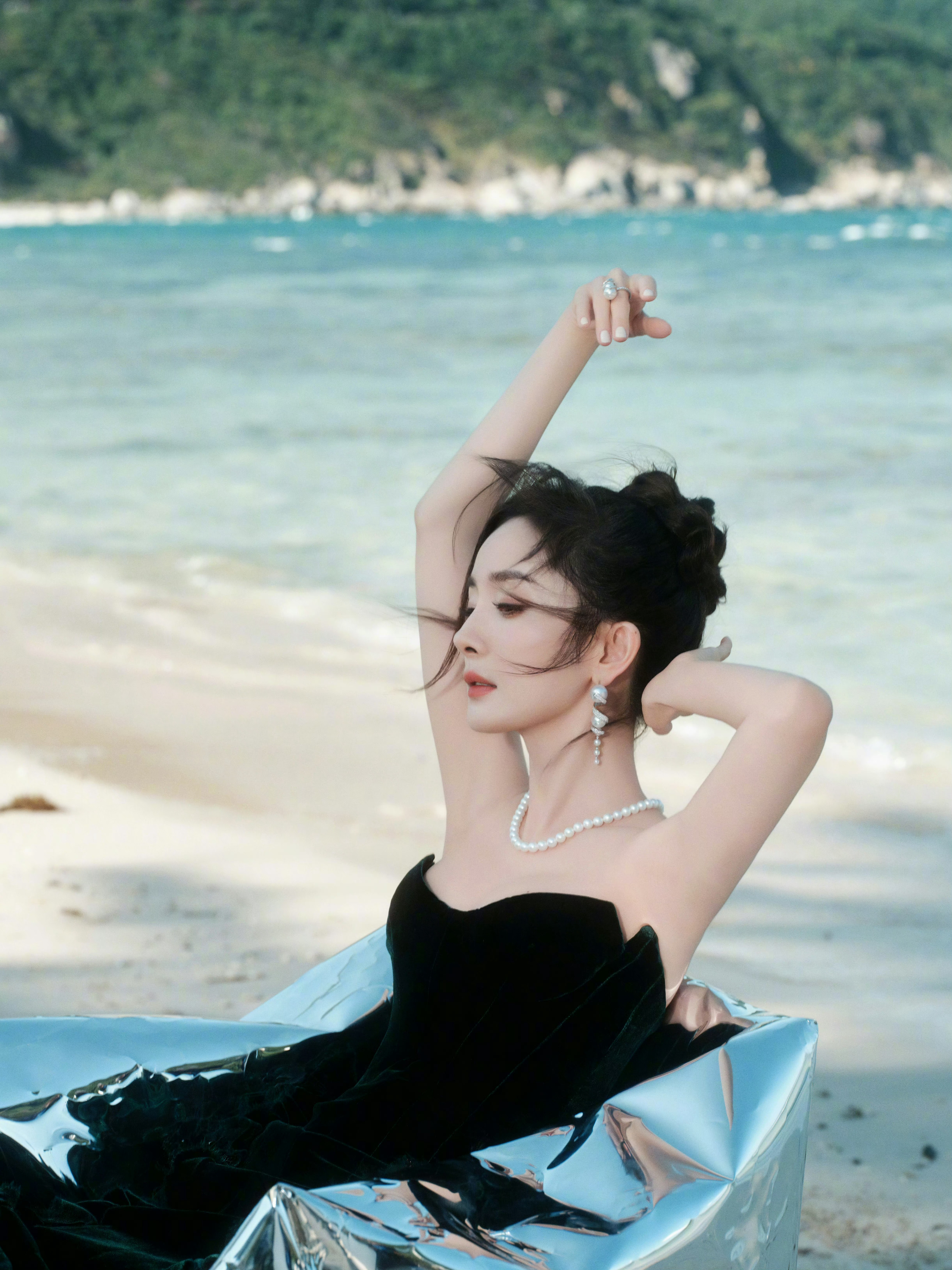 杨幂ym杨幂宁绣绣猫头鹰衔走最后一丝嘈杂，寂静在窗帘褶皱里酿蜜，睫毛轻阖处，星