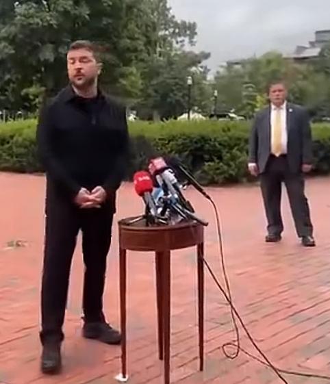 美国总统特朗普思维不一样，11月11日他突然宣布，美国不再援助乌克兰武器了，武器