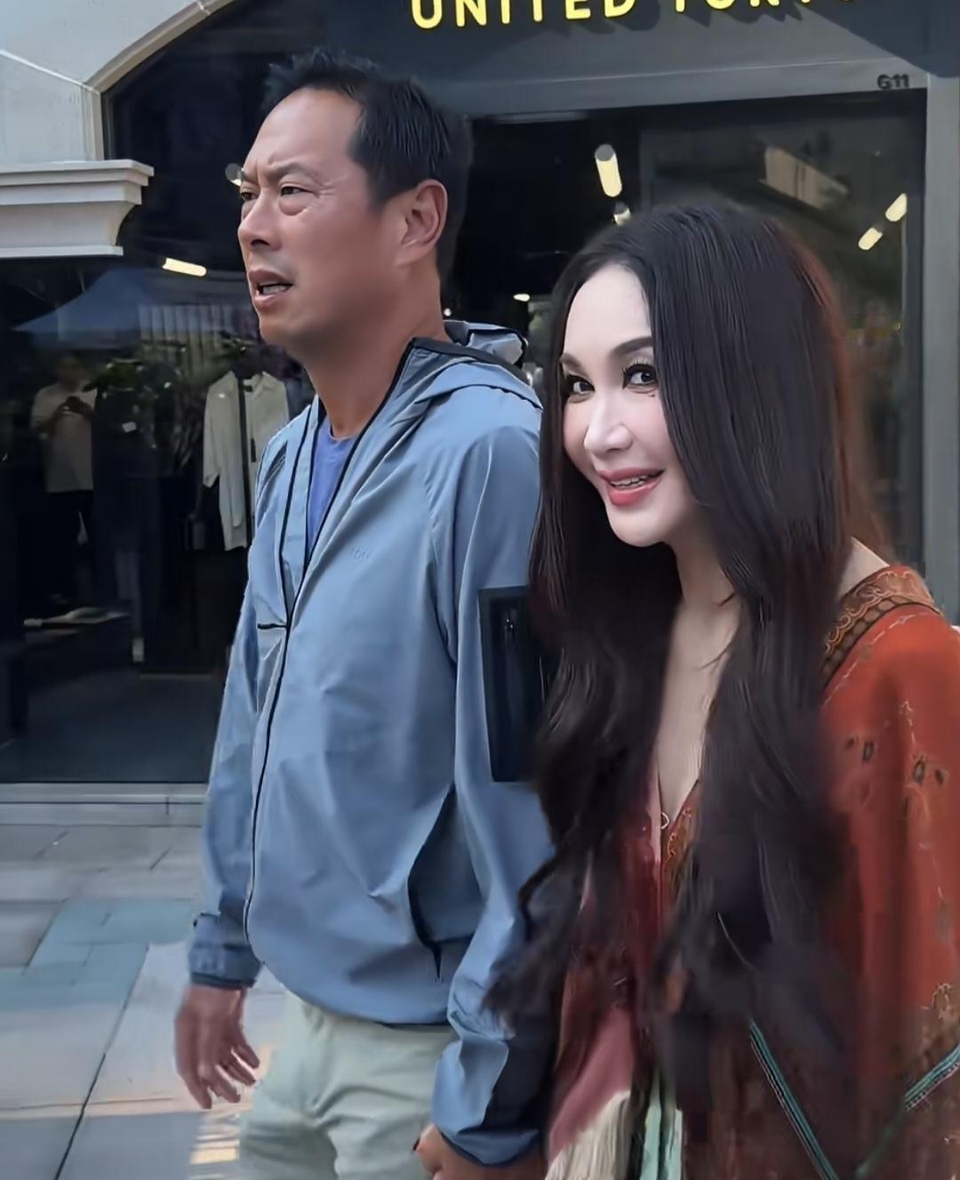 温碧霞与富商老公何祖光走在香港街头，两人手牵手，十分恩爱！60岁的温碧霞