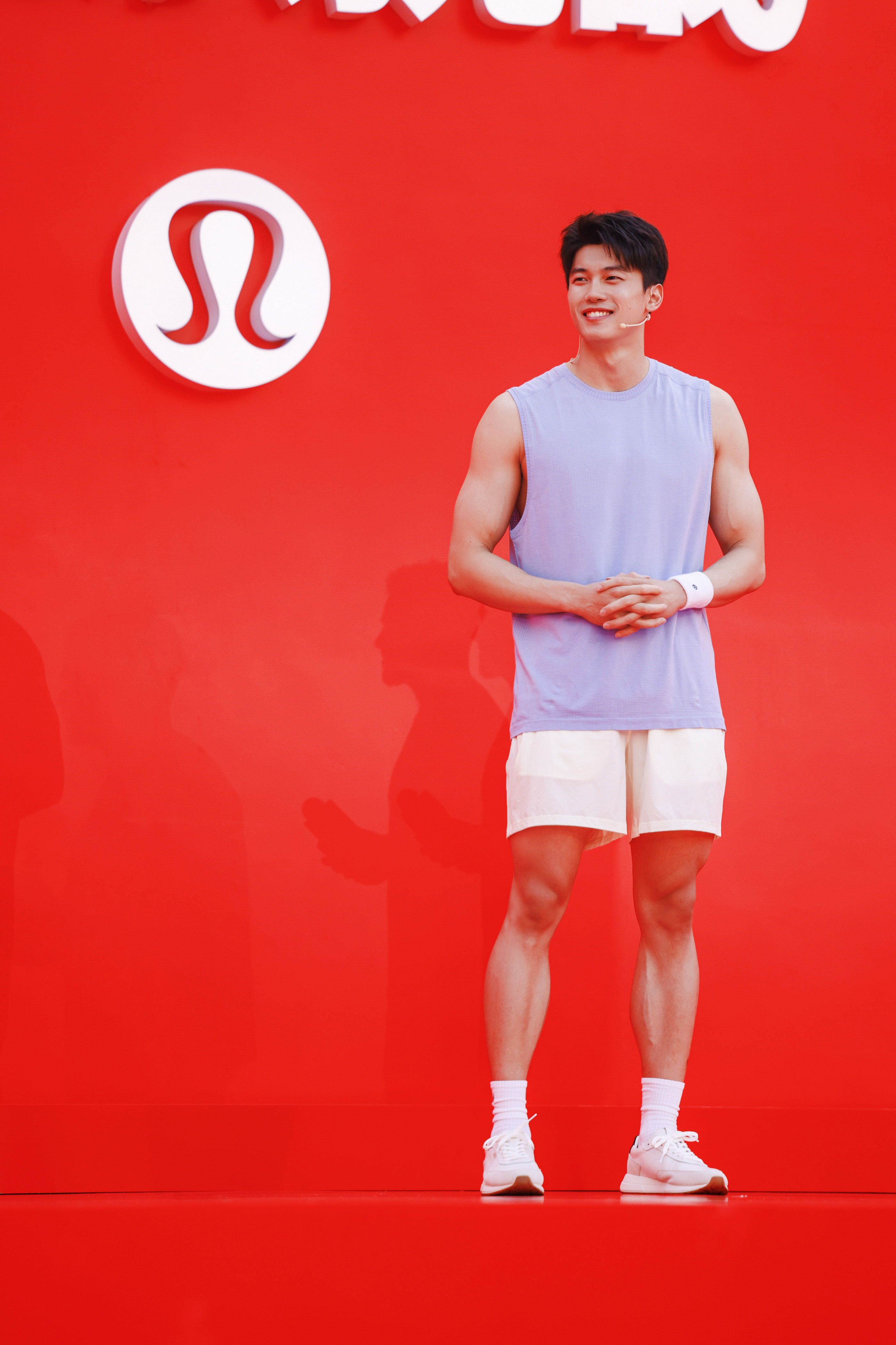 汪顺亮相lululemon“夏日乐挑战”全国总决赛现场。整体造型清爽又充满活力，