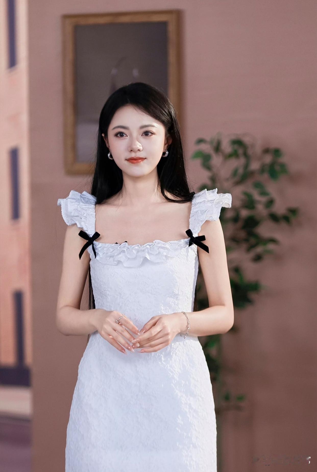 1.网传赵今麦还是乖乖女，家里管束严格，她本身也不擅长主动社交，身边几乎没有桃