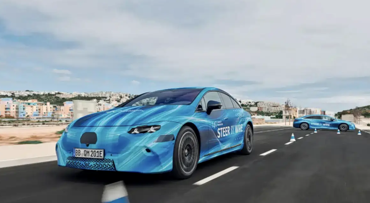 新款奔驰EQS内饰官图全新方向盘亮眼了奔驰这款方向盘上下两侧采用弧形设计，减小